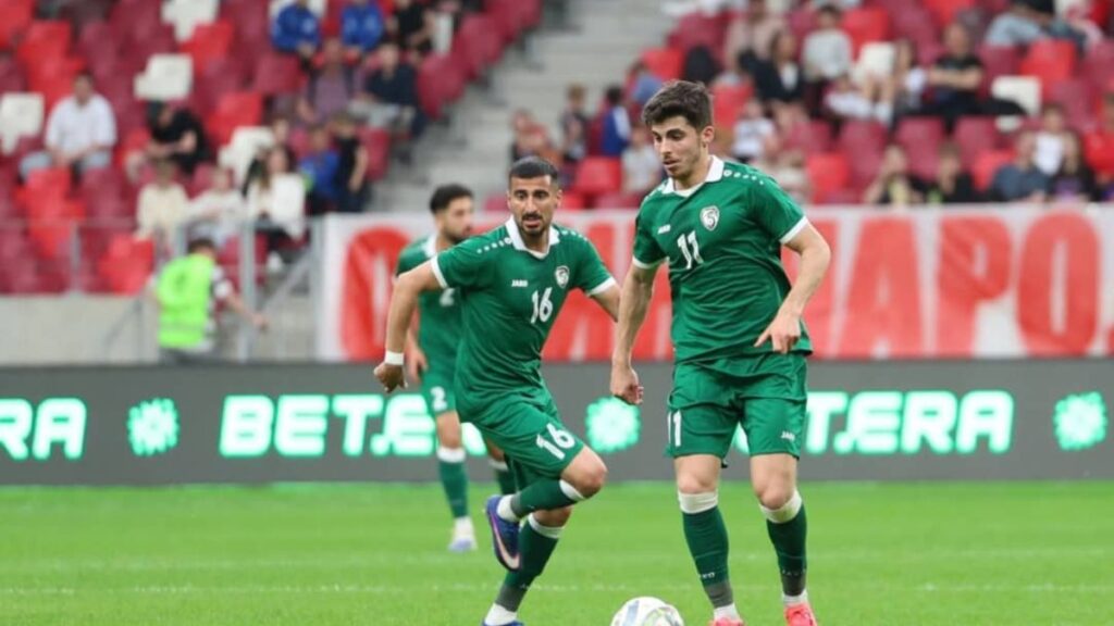 اللاعبان عمار رمضان وإلمار إبراهام خلال مواجهة المنتخب السوري لنظيره البيلاروسي- 5 حزيران 2026 (SFA)