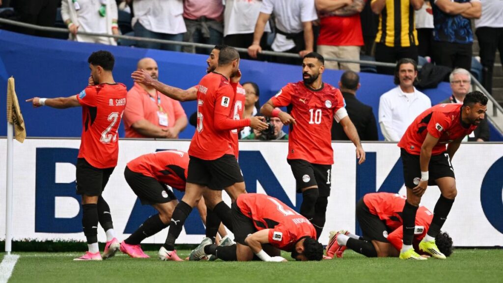 لاعبو المنتخب المصري يحتفلون بعد تسجيل محمود صابر هدفا في شباك إيران - 26 حزيران 2026 (رويترز)