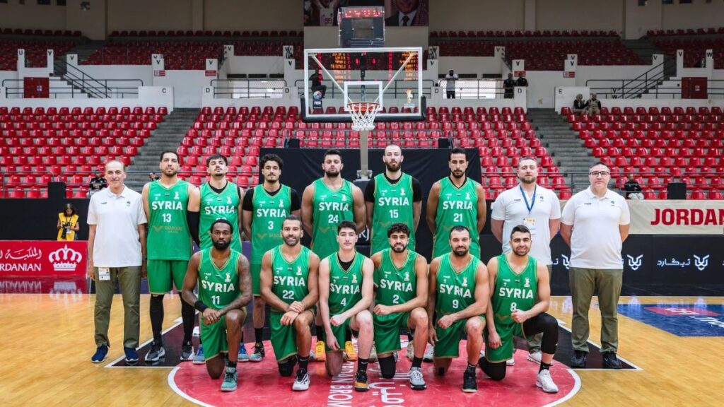 لاعبو المنتخب السوري لكرة السلة يلتقطون صورة تذكارية قبل مباراتهم أمام المنتخب الإيراني في التصفيات الآسيوية المؤهلة لكأس العالم - 29 حزيران 2026 (FIBA)