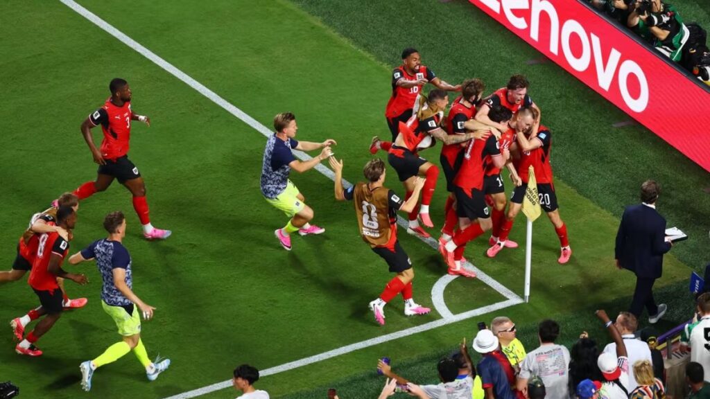 فرحة لاعبي المنتخب النمساوي بهدف التعادل في الدقيقة الأخيرة في شباك المنتخب الجزائري - 28 حزيران 2026 (FIFA)