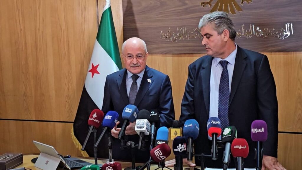 وزير النقل السوري يعرب بدر ومدير المؤسسة العامة للمواصلات الطرقية معاذ نجار من المؤتمر الصحفي الذي انعقد في دمشق - 28 حزيران 2026 (عنب بلدي)