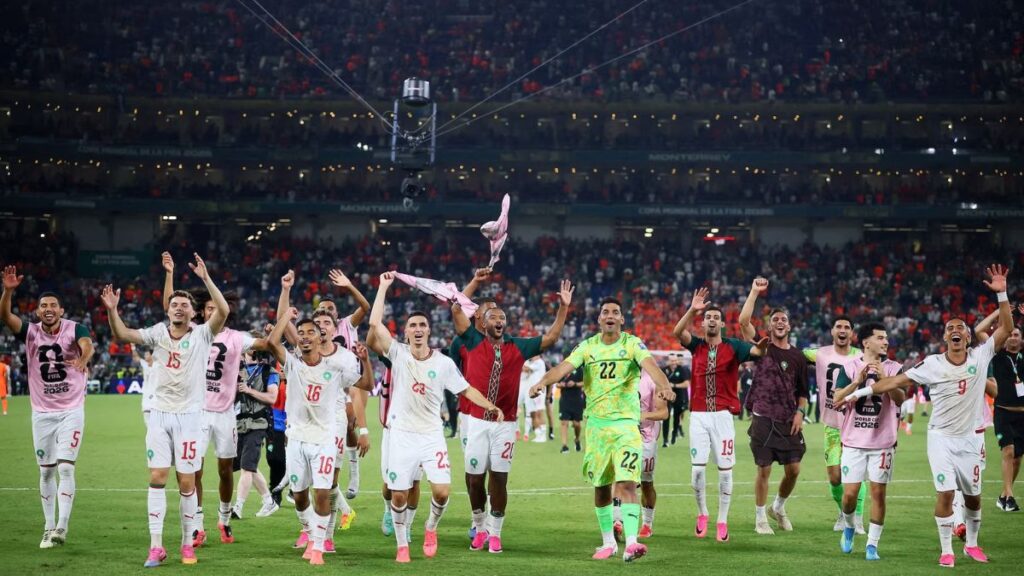 لاعبو المنتخب المغربي يحتفلون بتأهلهم إلى دور الـ16 من كأس العالم لكرة القدم عقب فوزهم على منتخب هولندا - 30 حزيران 2026 (رويترز)