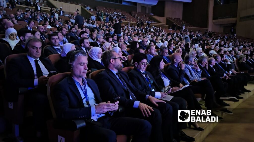 مشاركون من قطاع الأعمال والمنظمات والحكومة في المؤتمر الوطني الأول للحوار مع القطاع الخاص السوري في قصر المؤتمرات بريف دمشق - 1 حزيران 2026 (عنب بلدي/أحمد مسلماني)