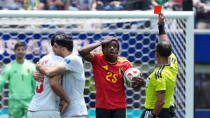 الحكم يطرد لاعب منتخب بلجيكا ناثان نجوي وعناق للاعبي المنتخب الإيراني- 21 حزيران 2026 (رويترز)