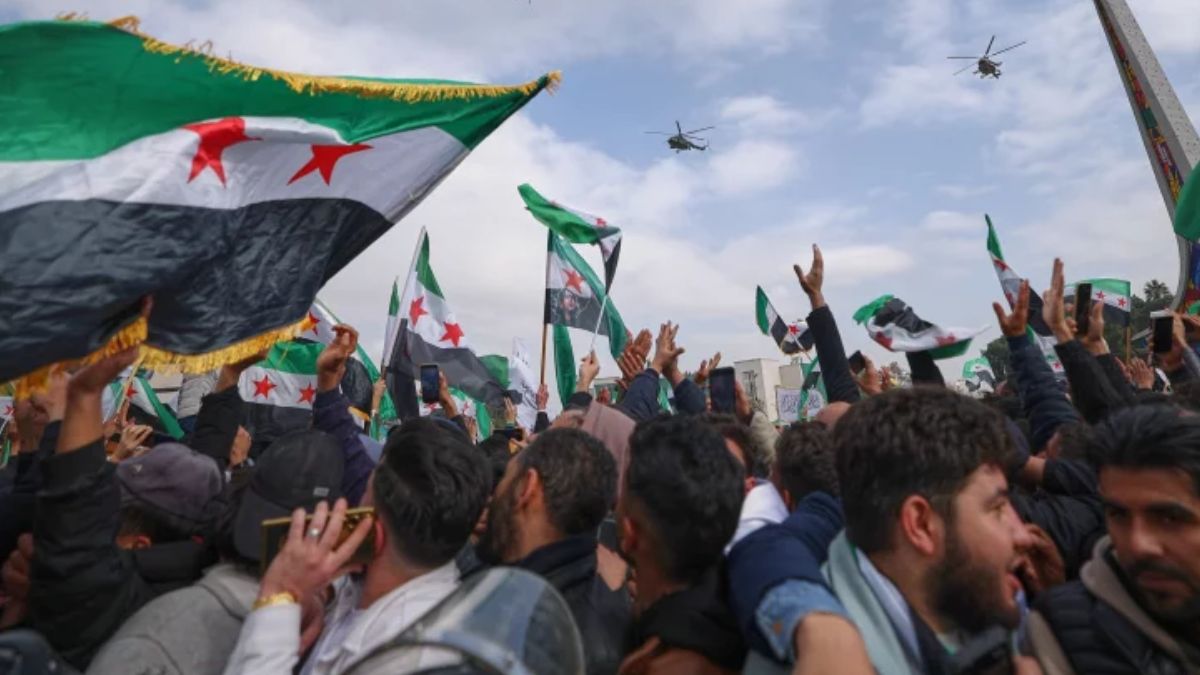 تحلّق مروحيات الجيش فوق دمشق خلال عرض عسكري للجيش السوري بمناسبة الذكرى السنوية الأولى لسقوط النظام - 8 كانون الأول 2025 (AP)