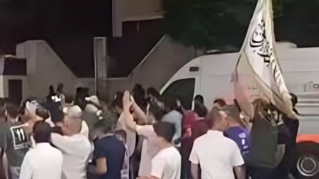تجمع عدد من الأشخاص في مظاهرة عند مدخل حي المزة 86 بدمشق- 16 حزيران 2026 (لقطة شاشة)