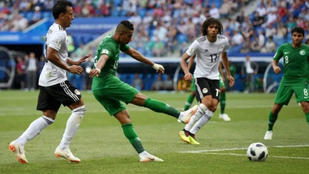 لاعبو المنتخب السعودي والمصري أثناء مواجهة المنتخبين في مونديال روسيا- 25 حزيران 2018 (BBC)