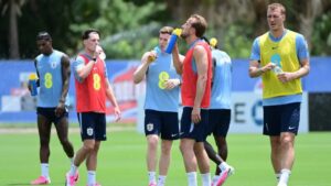 معاناة لاعبي المنتخب الإنجليزي من ارتفاع درجات الحرارة في مدينة ميامي الأمريكية - 2 حزيران 2026 (صحيفة الصن)