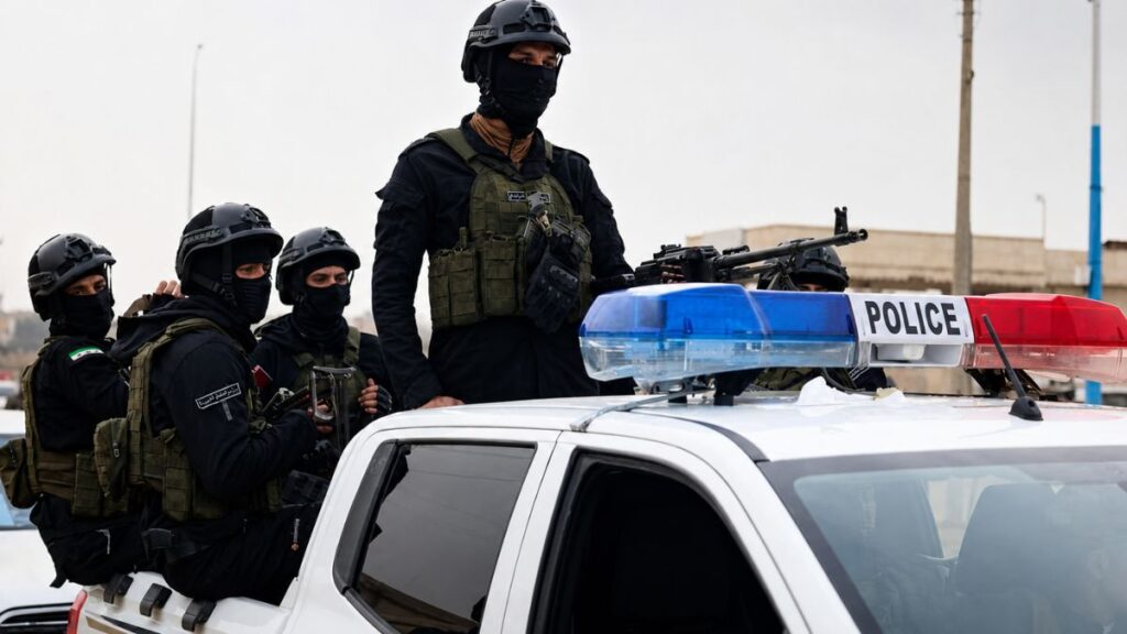عناصر من الأمن الداخلي على متن سيارة في مدينة حلب- 15 شباط 2026 (سانا)