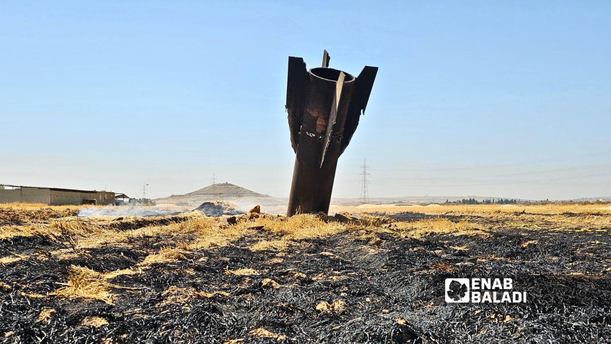 حرائق في الأراضي الزراعية بمنطقة نجها بريف دمشق بعد سقوط صاروخ إيراني نتيجة اعتراضه من الدفاعات الإسرائيلية ـ 8 حزيران 2026 (عنب بلدي/أحمد مسلماني)
