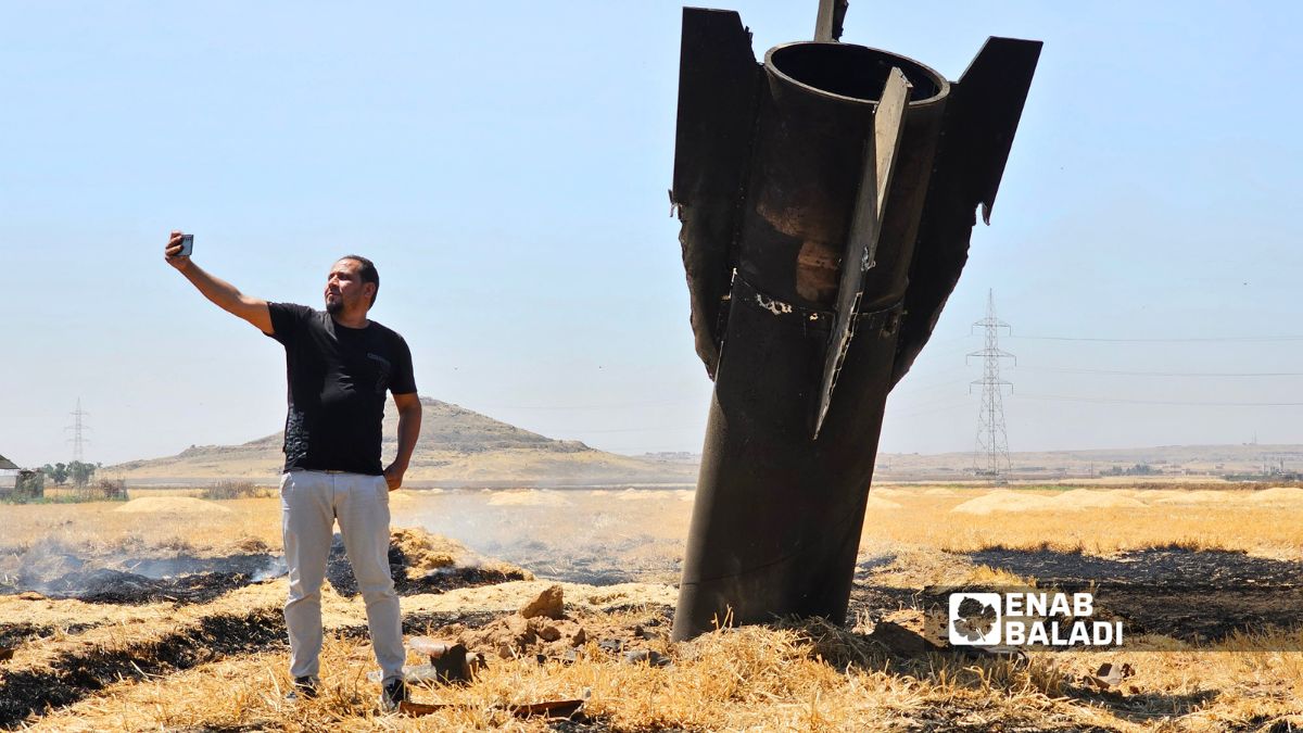 حرائق في الأراضي الزراعية بمنطقة نجها بريف دمشق بعد سقوط صاروخ إيراني نتيجة اعتراضه من الدفاعات الإسرائيلية ـ 8 حزيران 2026 (عنب بلدي/أحمد مسلماني)
