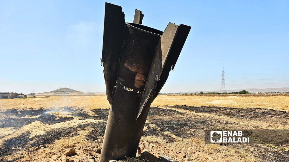 حرائق في الأراضي الزراعية بمنطقة نجها بريف دمشق بعد سقوط صاروخ إيراني نتيجة اعتراضه من الدفاعات الإسرائيلية ـ 8 حزيران 2026 (عنب بلدي/أحمد مسلماني)