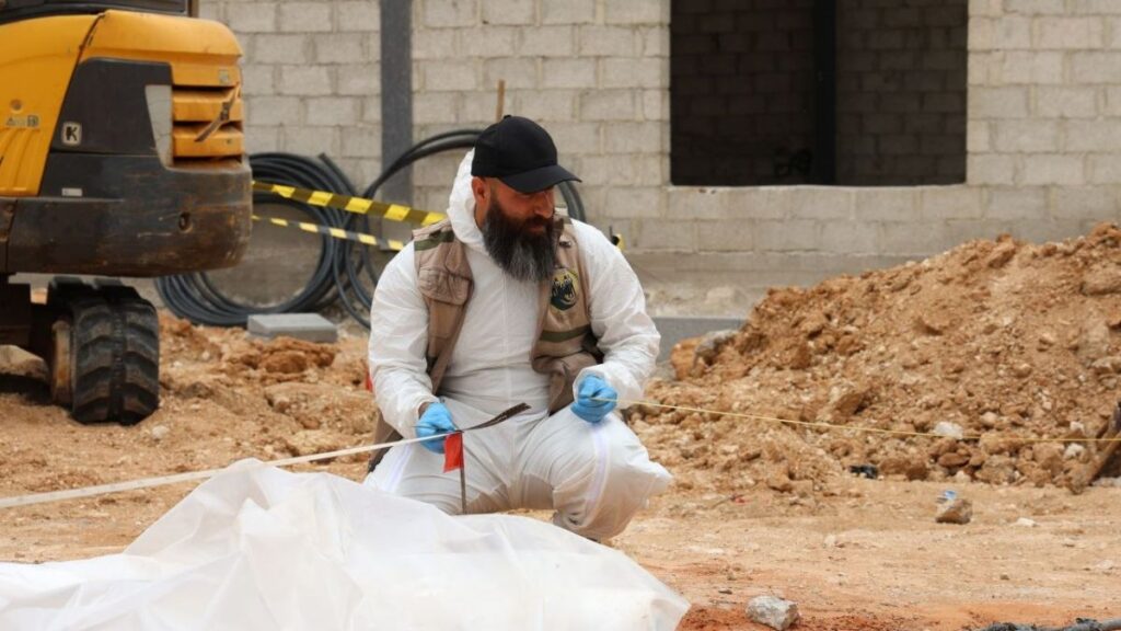 فرق من الهيئة الوطنية للمفقودين تستجيب لبلاغ بودود رفات بشرية في منطقة المزة بدمشق - 20 أيار 2026 (الهيئة العامة للمفقودين)