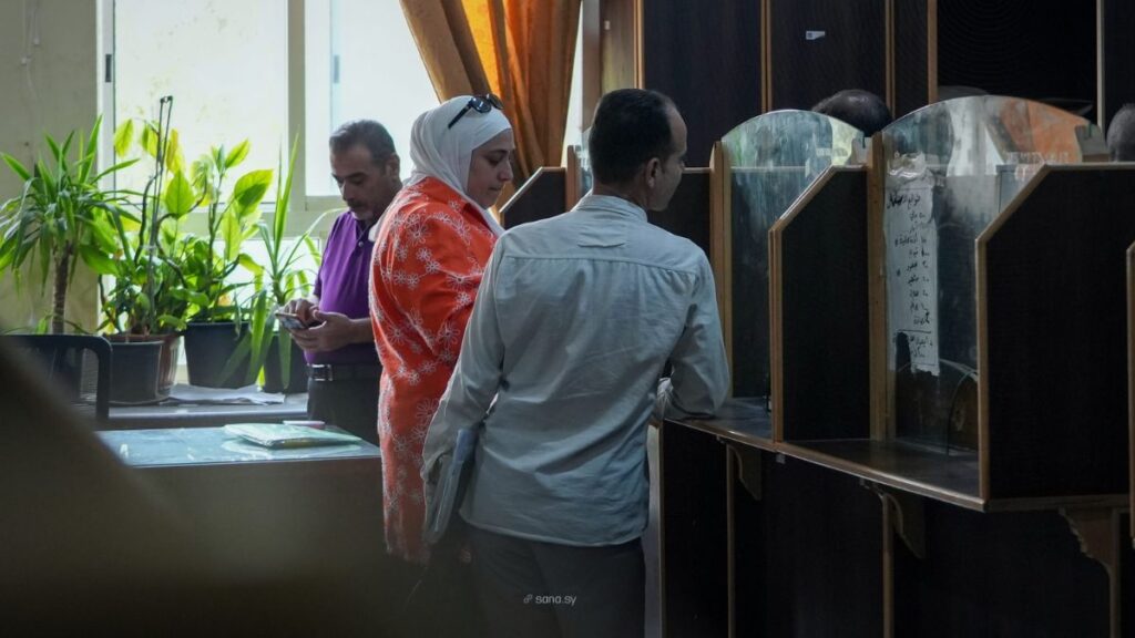 مواطنون يقفون بأحد مكاتب عدلية دمشق في فرع مكافحة الجرائم الإلكترونية - 6 كانون الأول 2025 (سانا)