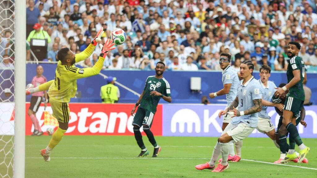 تصدي حارس المنتخب السعودي محمد العويس لهدف محقق من منتخب الأوروغواي في ملعب هارد روك في مدينة ميامي - 16 حزيران 2026 (فرانس برس