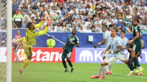 تصدي حارس المنتخب السعودي محمد العويس لهدف محقق من منتخب الأوروغواي في ملعب هارد روك في مدينة ميامي - 16 حزيران 2026 (فرانس برس
