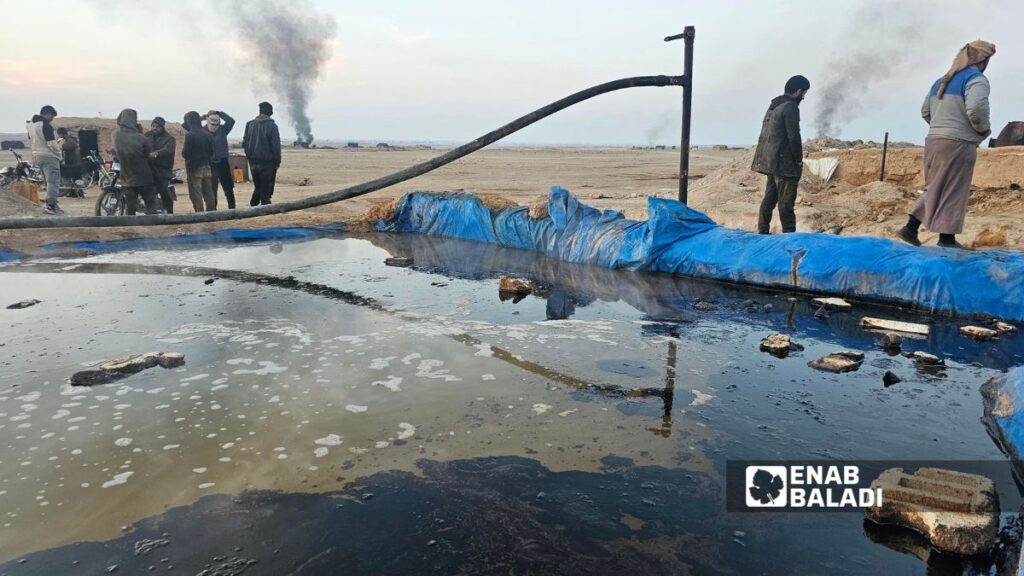 عاملون في موقع حراقات نفطية بدائية أثناء تشغيل عملية التكرير اليدوي - 12 نيسان 2026 (عنب بلدي / جاسم العبد الله)