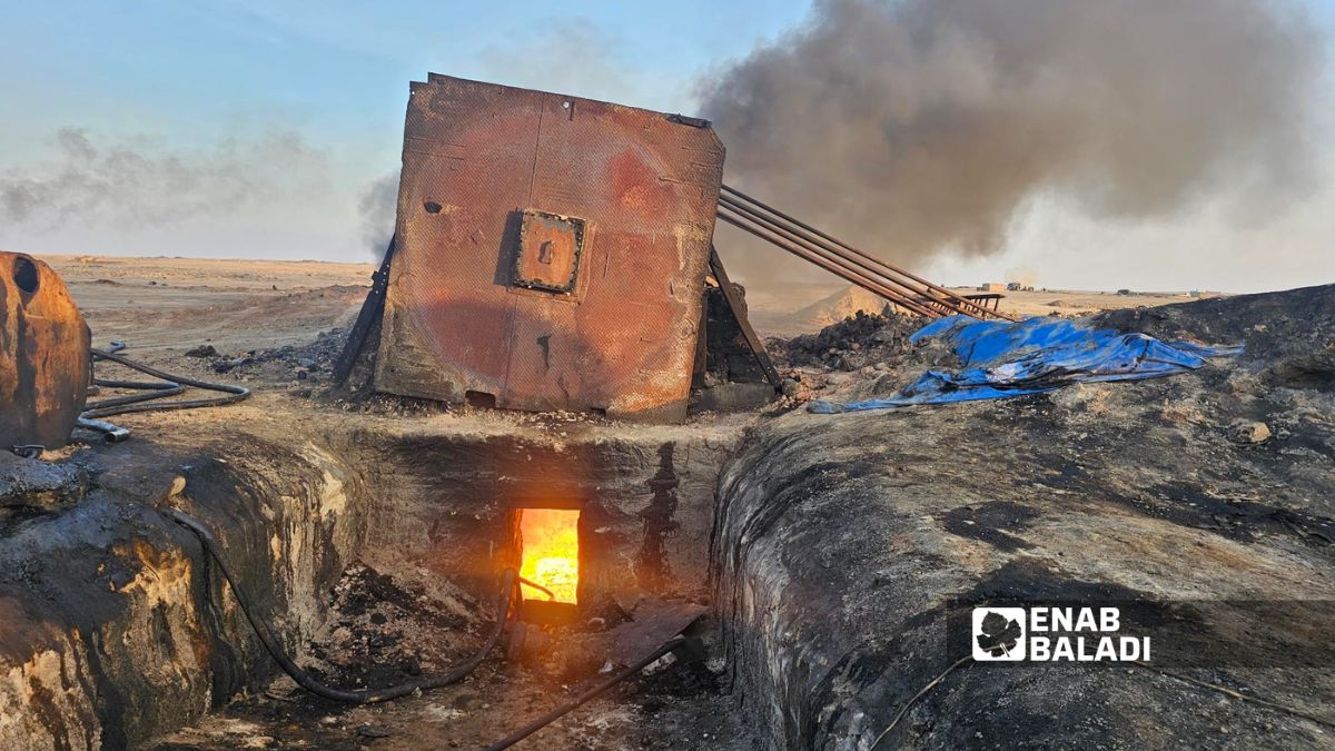 حراقات بدائية مستخدمة في تكرير النفط الخام بريف دير الزور - 12 نيسان 2026 (عنب بلدي / جاسم العبد الله)