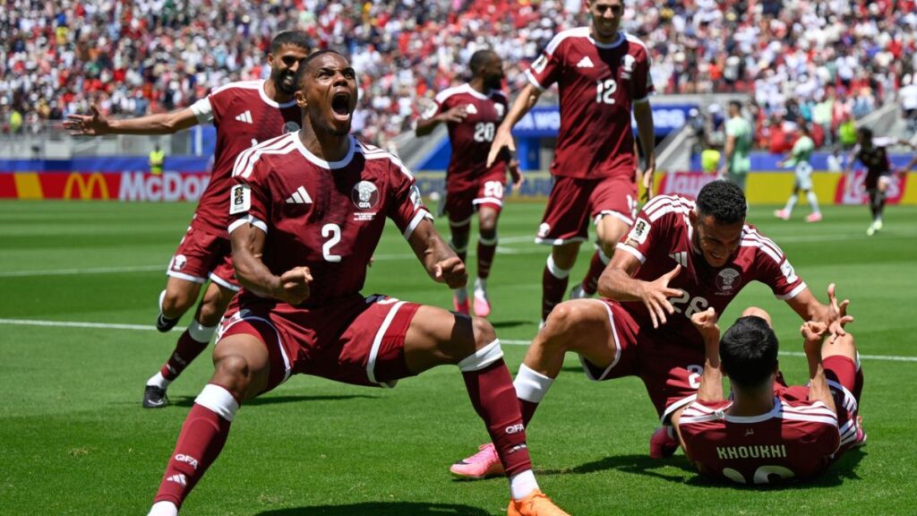احتفال لاعبو المنتخب القطري بتسجيل هدف التعادل في شباك المنتخب السويسري - 14 حزيران 2026 (sky sports)