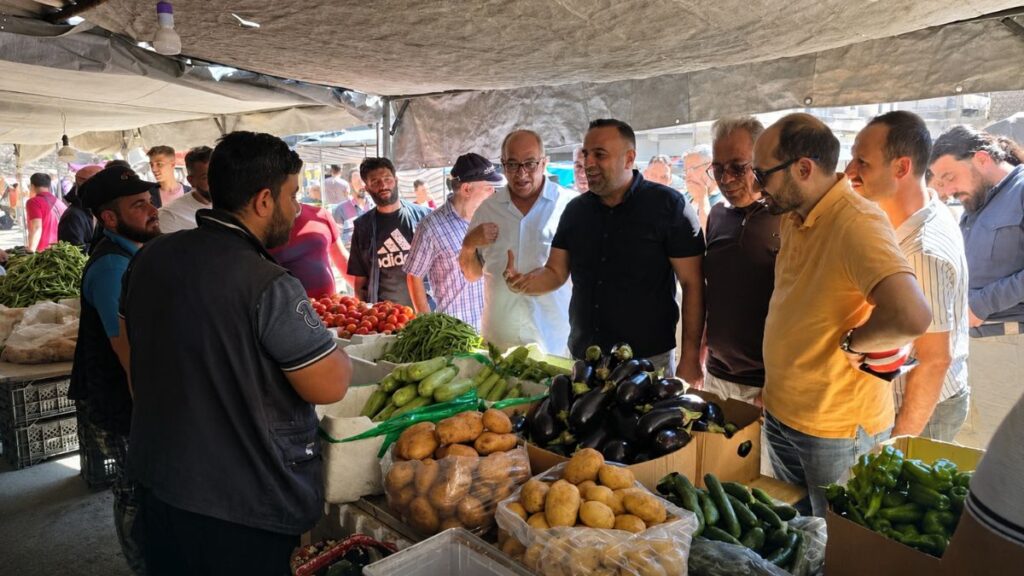 أعضاء من مجلس المدينة وبائعون في سوق القنيطرة بحي صلاح الدين بمدينة حلب- 17 حزيران 2026 (مجلس مدينة حلب/ فيسبوك)