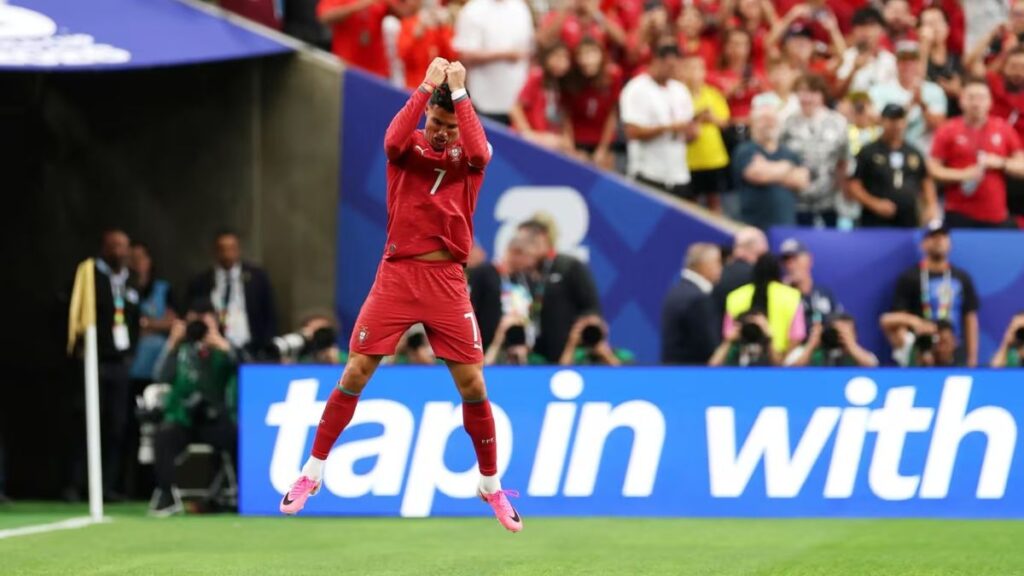 يحتفل قائد المنتخب البرتغالي كريستيانو رونالدو بتسجيله الهدف الأول في شباك المنتخب الأوزبكي - 23 حزيران 2026 (FIFA)