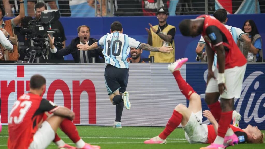 يحتفل قائد منتخب الأرجنتين ليونيل ميسي بتسجيله الهدف الثاني في شباك منتخب النمسا - 22 حزيران 2026 (FIFA)
