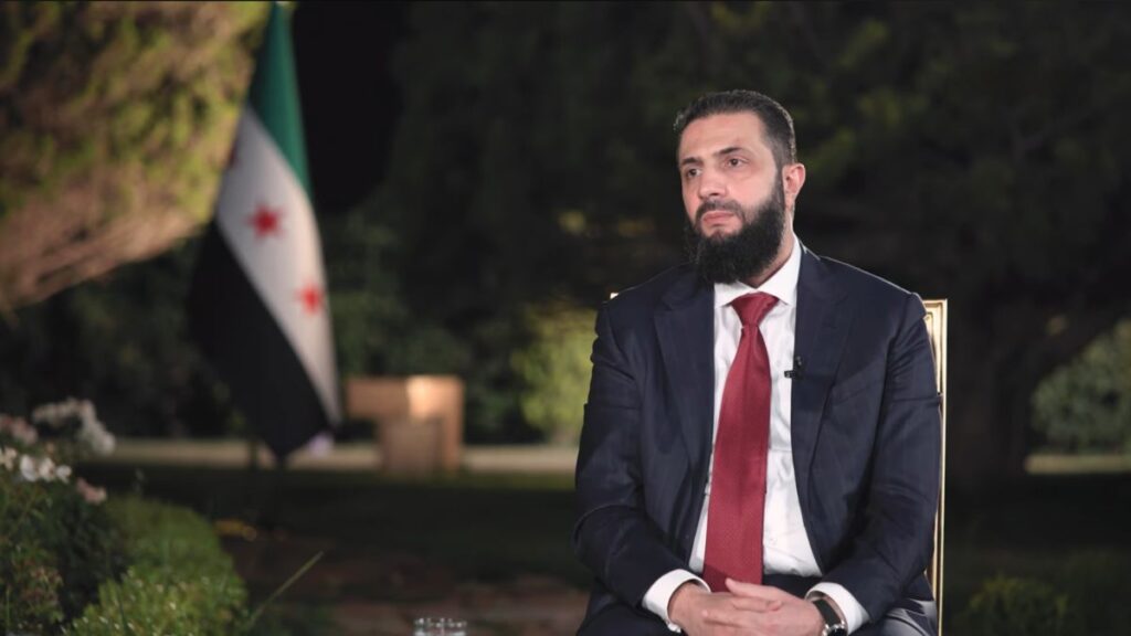 من حوار الرئيس السوري أحمد الشرع مع الإعلامي اللبناني طوني خليفة (لقطة شاشة)