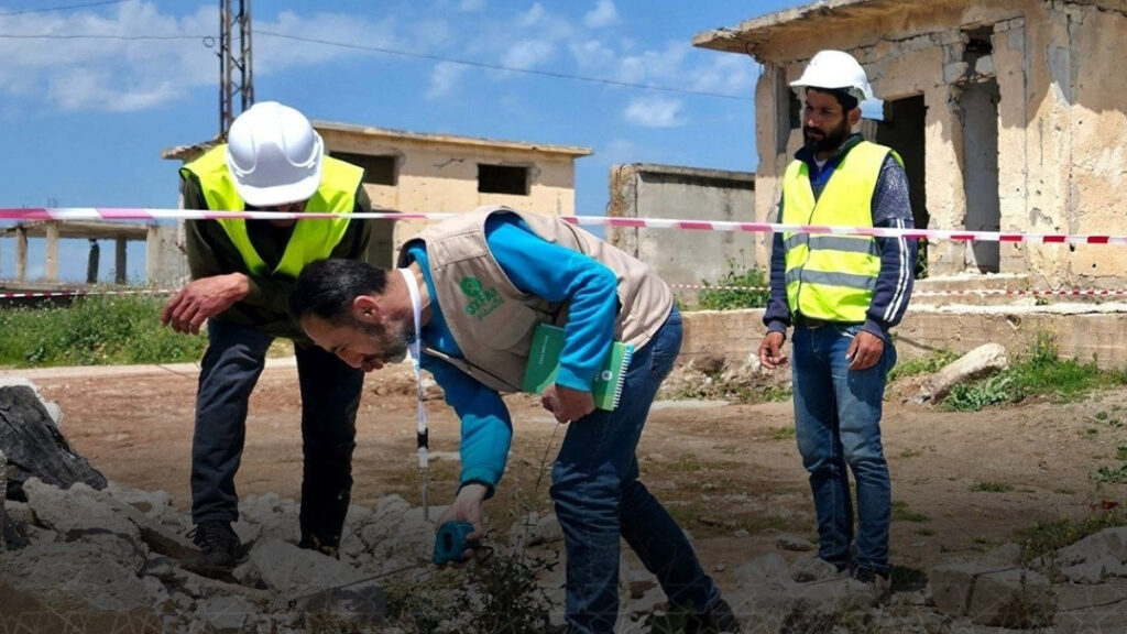 عاملون في المؤسسة العامة لمياه الشرب بحماة بالتعاون مع منظمة "أوكسفام" يعيدون تأهيل بئر المدرسة بكفرنبودة - 28 نيسان 2026 (وزارة الطاقة)