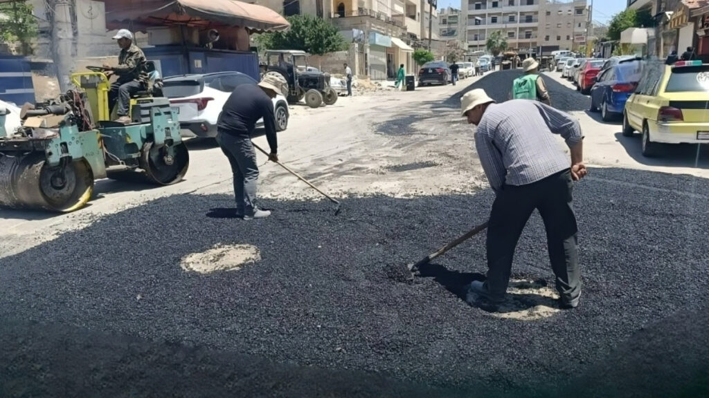 أعمال تزفيت ضمن حملة "صفر حفرة" في محور باب الحديد بمدينة حلب - 5 حزيران 2026 (مجلس مدينة حلب)
