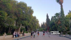 حركة الزوار في حديقة 