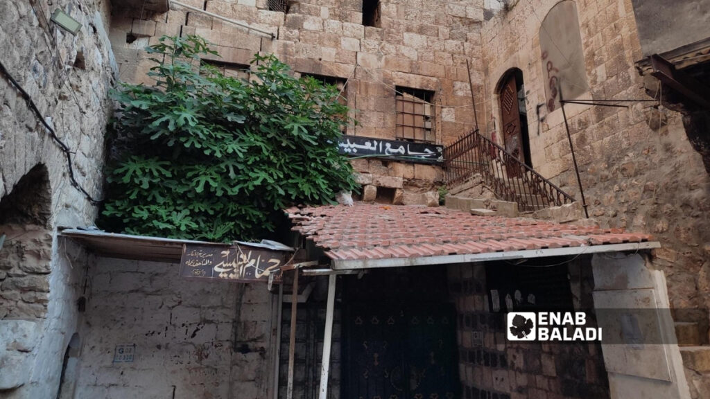 جامع العبيسي التاريخي وبجانبه حمام العبيسي في حي البارودية بمدينة حماة - 20 حزيران 2026 (عنب بلدي/عدي الحاج حسين)