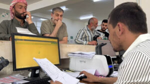 مراجعون وموظفون داخل مديرية النقل في حلب - 3 حزيران 2026 (مديرية النقل بحلب/فيسبوك)
