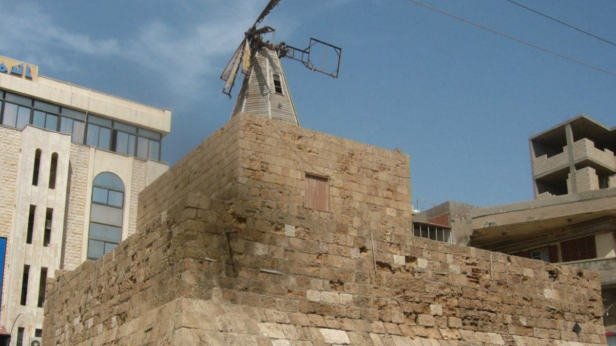 الواقع المعماري لبرج الطاحونة بطرطوس القديمة قبيل تعديل تفاصيله الأثرية لغايات الاستثمار السياحي قبل سنوات (توثيق الباحث إياد السليم)