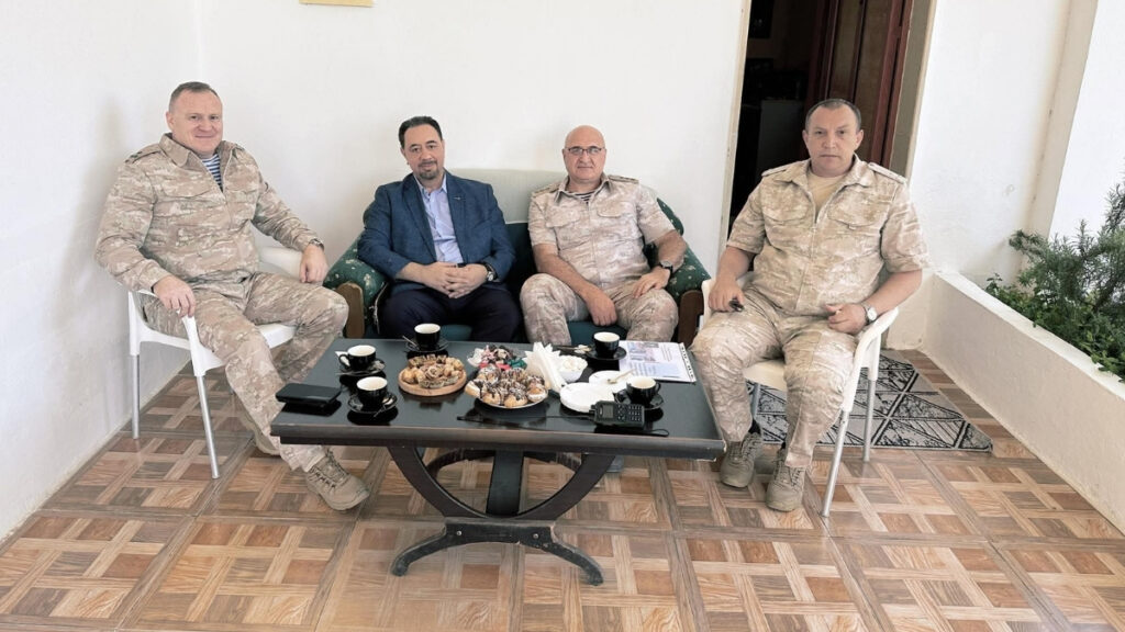اجتماع في القاعدة البحرية الروسية بطرطوس بحضور شخصيات عسكرية لتفعيل عمليات سلسلة التوريد لمركز التجميع والتوزيع الرئيسي للبضائع الاستراتيجية الروسية المصدرة إلى سوريا - 6 حزيران 2026 (لؤي يوسف/فيسبوك)