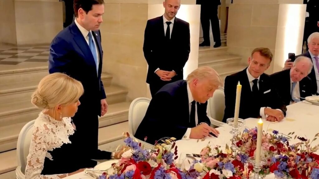 الرئيس الأمريكي دونالد ترامب والرئيس الفرنسي إيمانويل ماكرون ومسؤولون آخرون خلال توقيع مذكرة التفاهم بين واشنطن وإيران في قصر فرساي بفرنسا - 18 حزيران 2026 (أكسيوس)