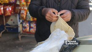 أحد باعة الخبز في مدينة السويداء - 5 آذار 2026 (عنب بلدي)