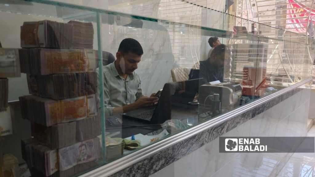 شركة صرافة في شارع المنصور ضمن مدينة الرقة - 20 حزيران 2026 ( عنب بلدي/ أحمد الحمدي)