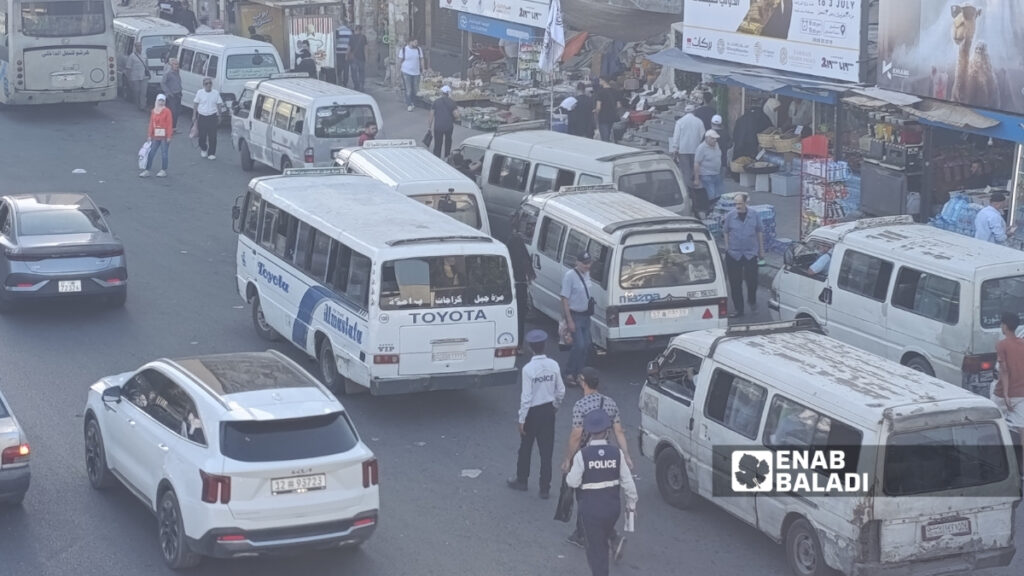موقف خطوط "سرافيس" برزة البلد في شارع الثورة بدمشق - 18 حزيران 2026 (عنب بلدي)