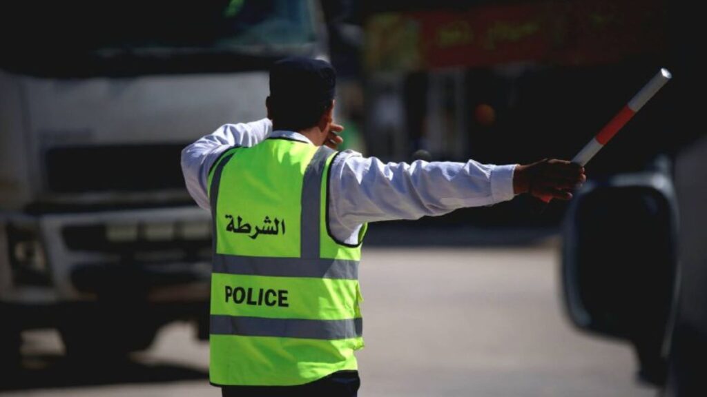 عنصر بقسم المرور في مديرية أمن الأتارب بريف حلب ينظم حركة السير في شوارع المدينة - 12 آذار 2026 (محافظة حلب)