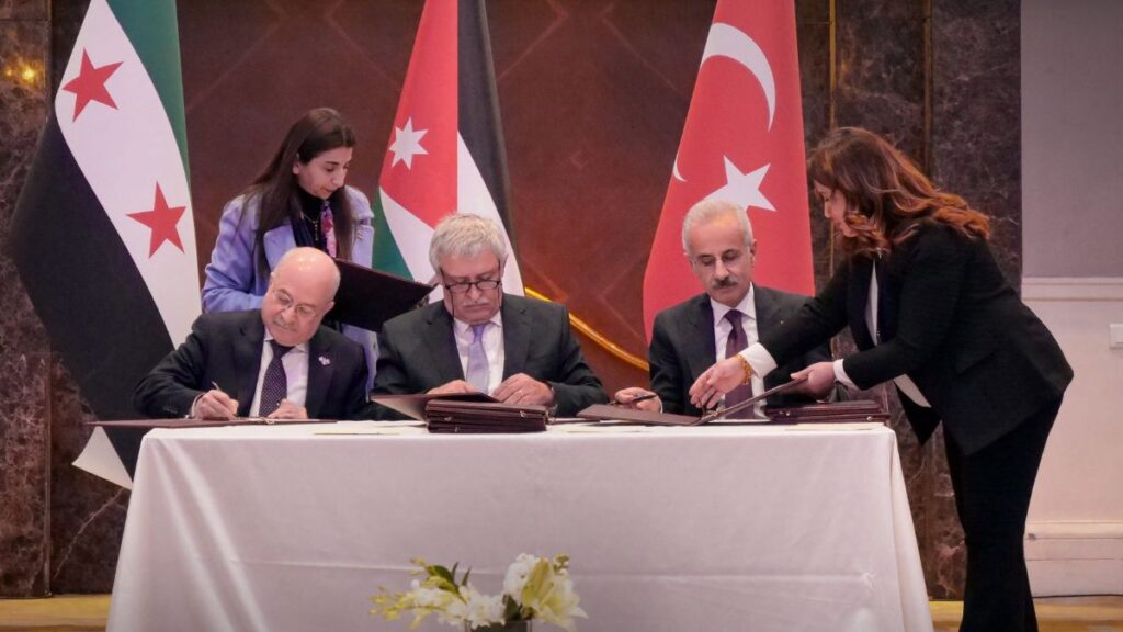 سوريا والأردن وتركيا توقع مذكرة تفاهم لتطوير قطاعات النقل والربط اللوجستي - 7 نيسان 2026 (سانا)
