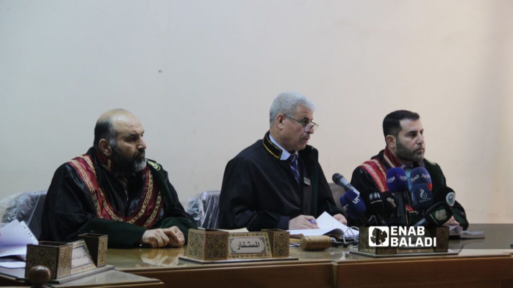 أعضاء محكمة الجنايات الرابعة بالقصر العدلي بمدينة حلب خلال الجلسة السابعة لمرتكبي أحداث الساحل- 14 أيار 2026 (عنب بلدي)