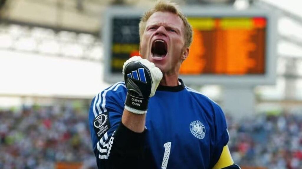 حارس منتخب ألمانيا المتوج أفضل لاعب في مونديال 2002 ـ تموز 2002 (فيفا)