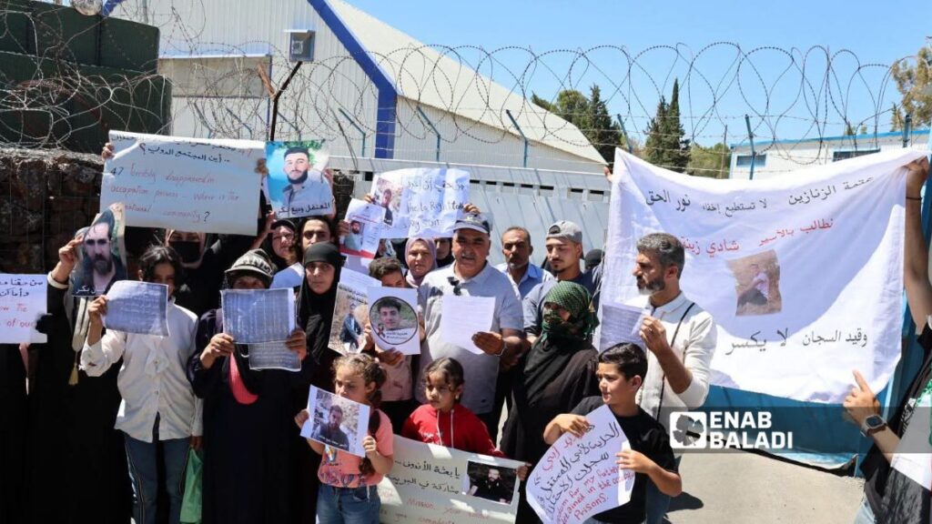 أهالي وذوو معتقتلين يتظاهرون في القنيطرة أمام قوات الأوندوف لمعرفة مصير أبنائهم المسجونين في إسرائيل - 19 حزيران 2026 (عنب بلدي)