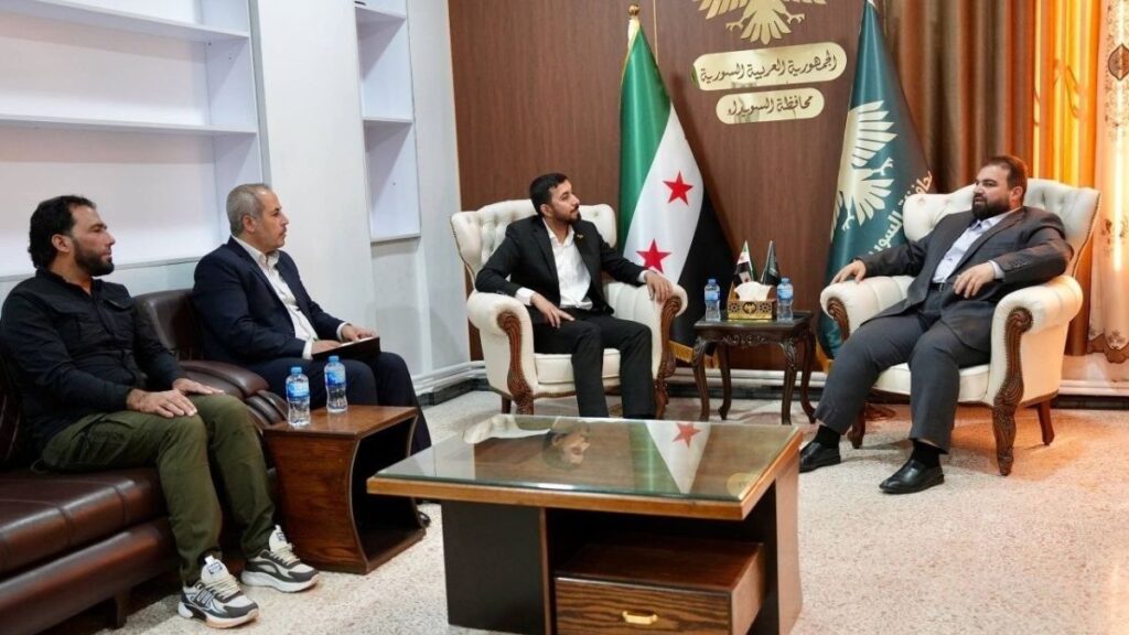 محافظ السويداء مصطفى البكور يبحث مع مدير عام المؤسسة السورية للبريد عماد الدين حمد تفعيل الخدمات البريدية في المحافظة ـ 21 حزيران 2026 (المؤسسة السورية للبريد)