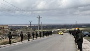 عناصر من الحرس الوطني في السويداء على طرفي أحد طرقات المحافظة ـ 16 حزيران 2026 (السويداء برس/فيسبوك) 