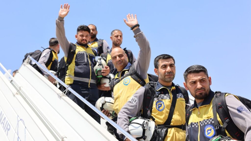 فريق من الدفاع المدني السوري يتوجه إلى فنزويلا للمشاركة في البحث عن العالقين تحت الأنقاض بعد الزلزال الذي ضرب البلاد - 27 حزيران 2026 (وزارة الطوارئ وإدارة الكوارث)