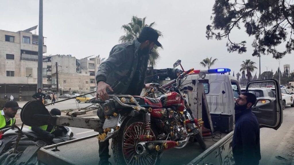 عناصر من فرع شرطة المرور في مدينة حماة يصادر الدراجات النارية المخالفة والقيادة الرعناء والسير عكس الاتجاه - 5 شباط 2026 (الإخبارية السورية)