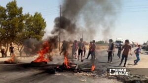محتجون في ريف الحسكة الجنوبي يقطعون طريقًا رئيسيًا أمام صهاريج النفط – 18 حزيران 2025 (عنب بلدي)