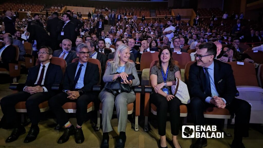 رجال أعمال وممثلون عن القطاع الخاص ومنظمات دولية يشاركون في مؤتمر الحوار مع القطاع الخاص الأول في قصر المؤتمرات بريف دمشق - 1 حزيران 2026 (عنب بلدي/أحمد مسلماني)
