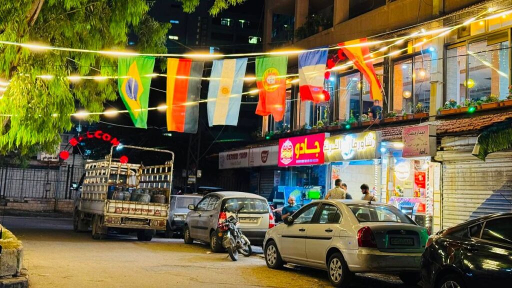 انتشار أعلام المنتخبات العالمية في شوارع مدينة اللاذقية تمهيدًا لبدء كأس العالم - 7 حزيران 2026 ( أخبار اللاذقية)